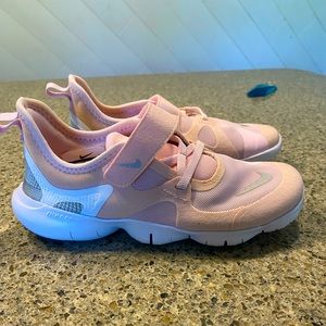 Light pink girls Nike shoes. Never worn